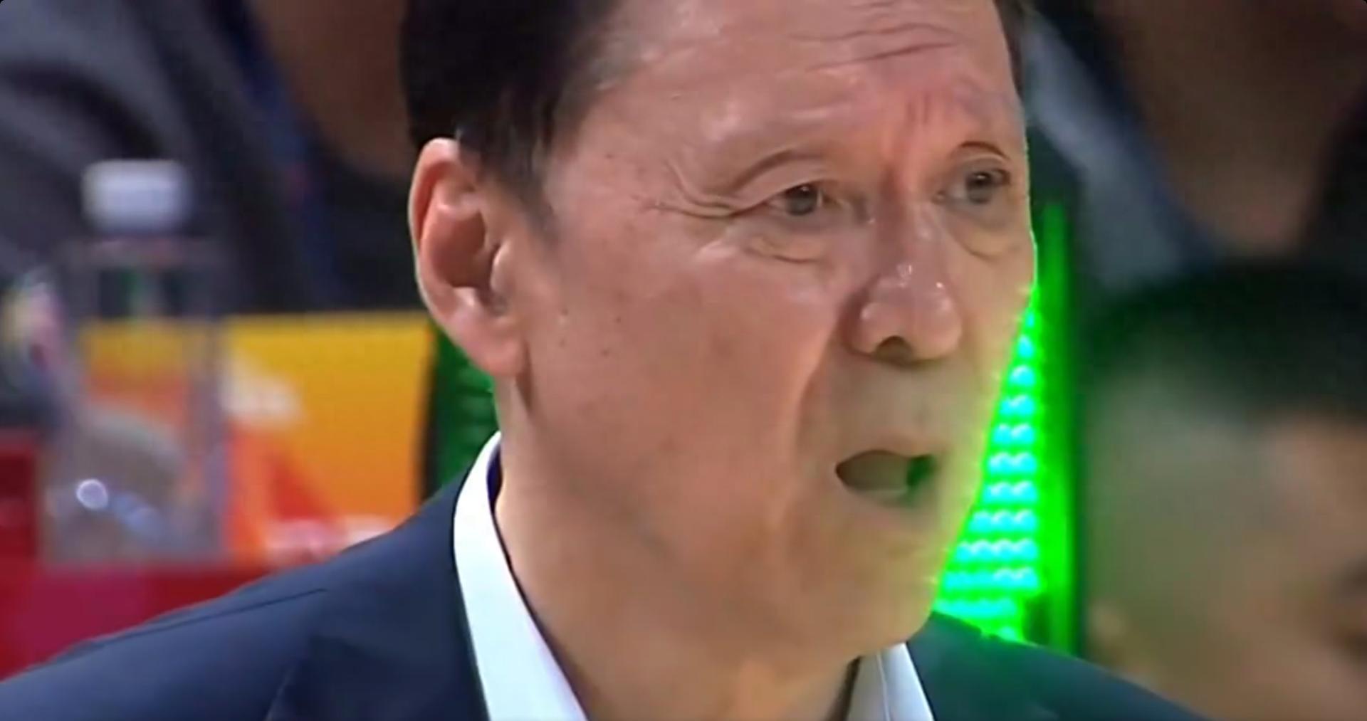 现役国手,把赖俊豪推向广告牌,扭伤颈部,球迷:人品球技都不行