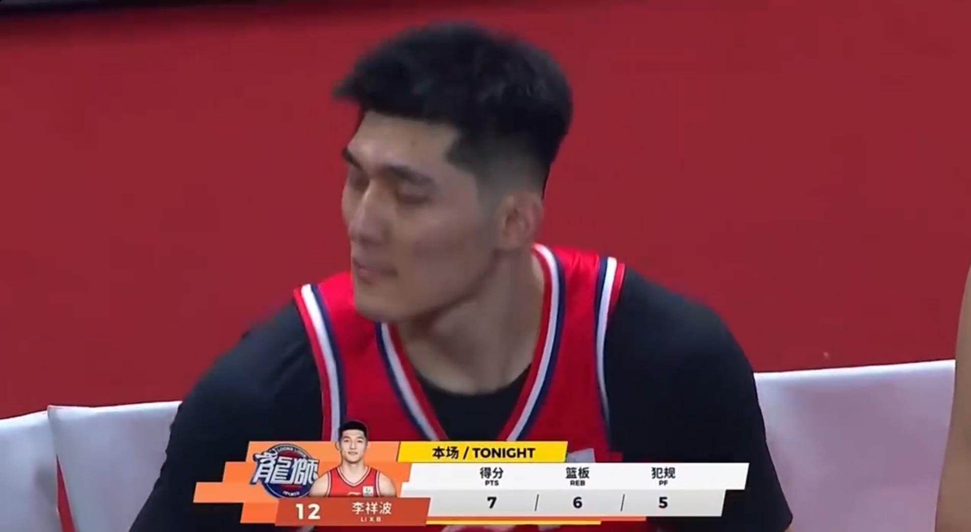 现役国手,把赖俊豪推向广告牌,扭伤颈部,球迷:人品球技都不行