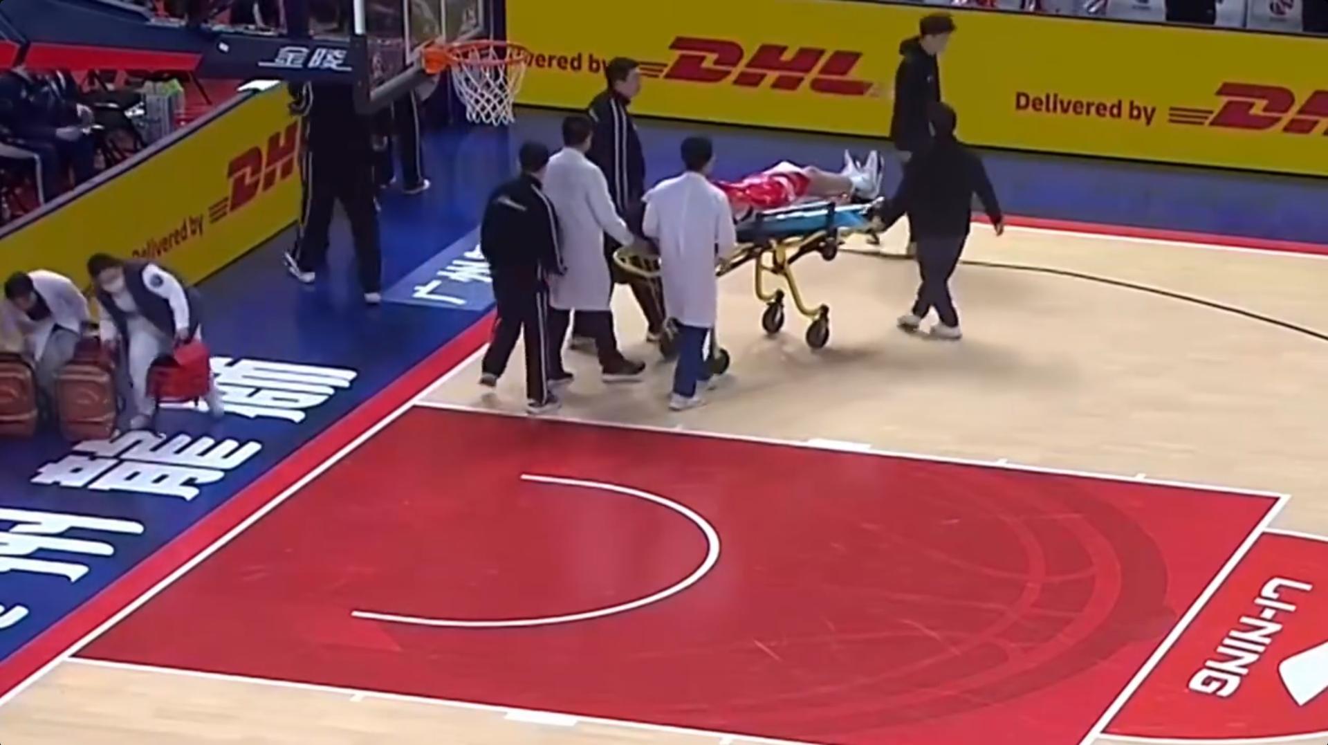 现役国手,把赖俊豪推向广告牌,扭伤颈部,球迷:人品球技都不行