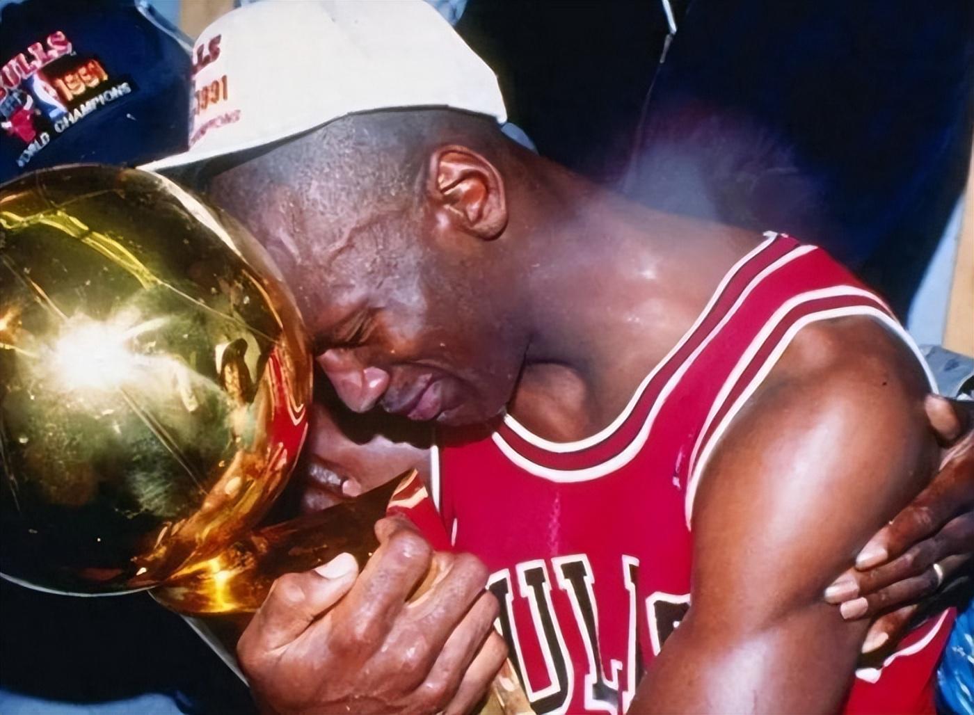 开云登录入口-单赛季包揽MVP+FMVP+得分王有多难？NBA仅4人做到，詹姆斯无缘